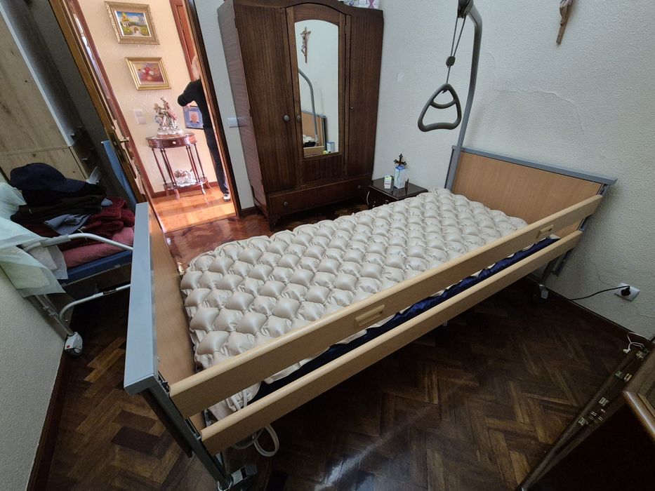 Cama articulada hospitalar