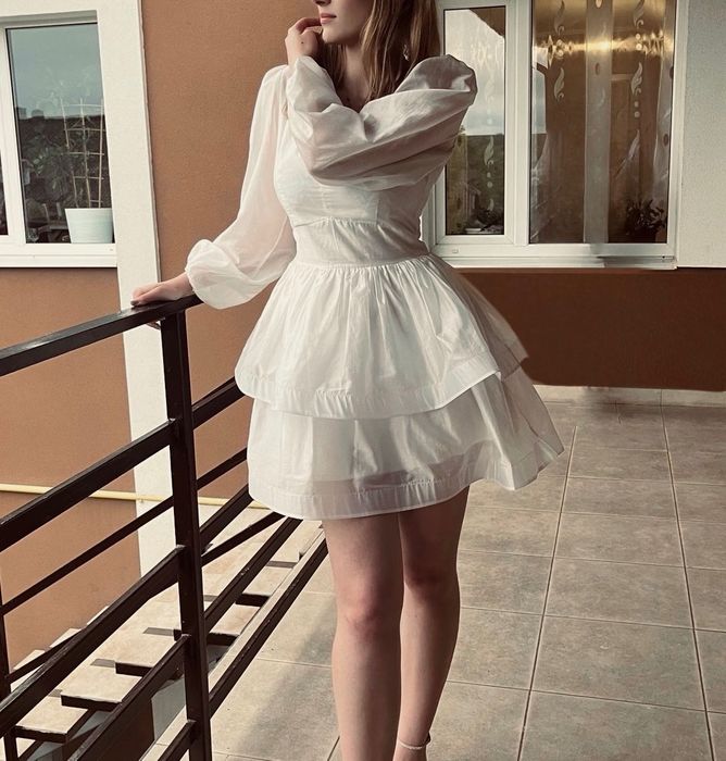 Біла, коротка сукня