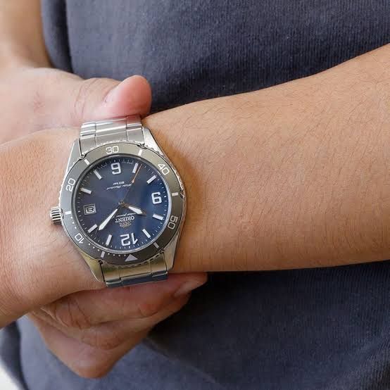 Orient Kamasu SOLAR RA-WJ0002L (39.9 mm) 200 m. WR, safira