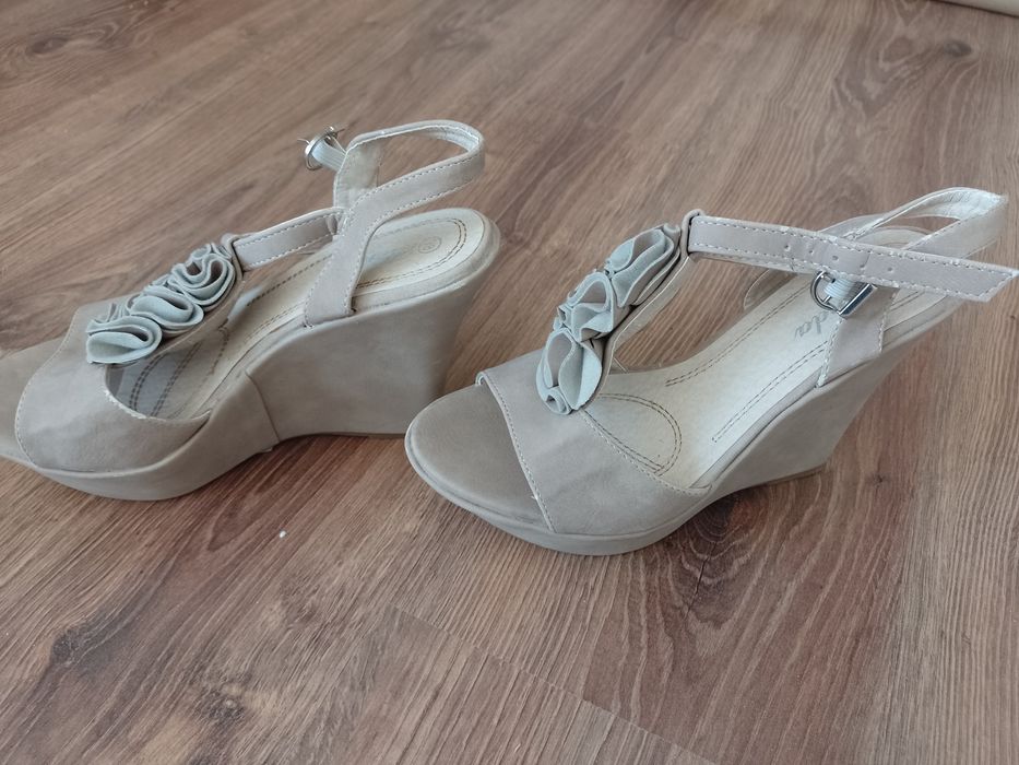 Nowe buty na koturnie 37