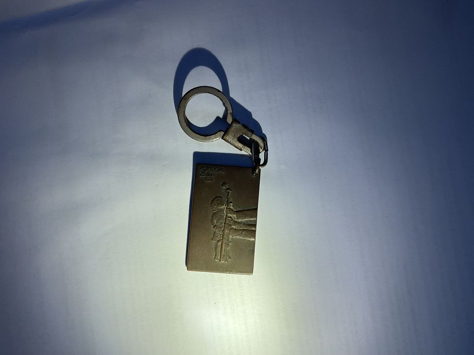 Porta chaves em bronze 25 abril