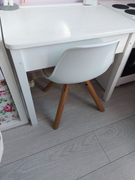 Biurko Ikea i krzesełko skandynawskie