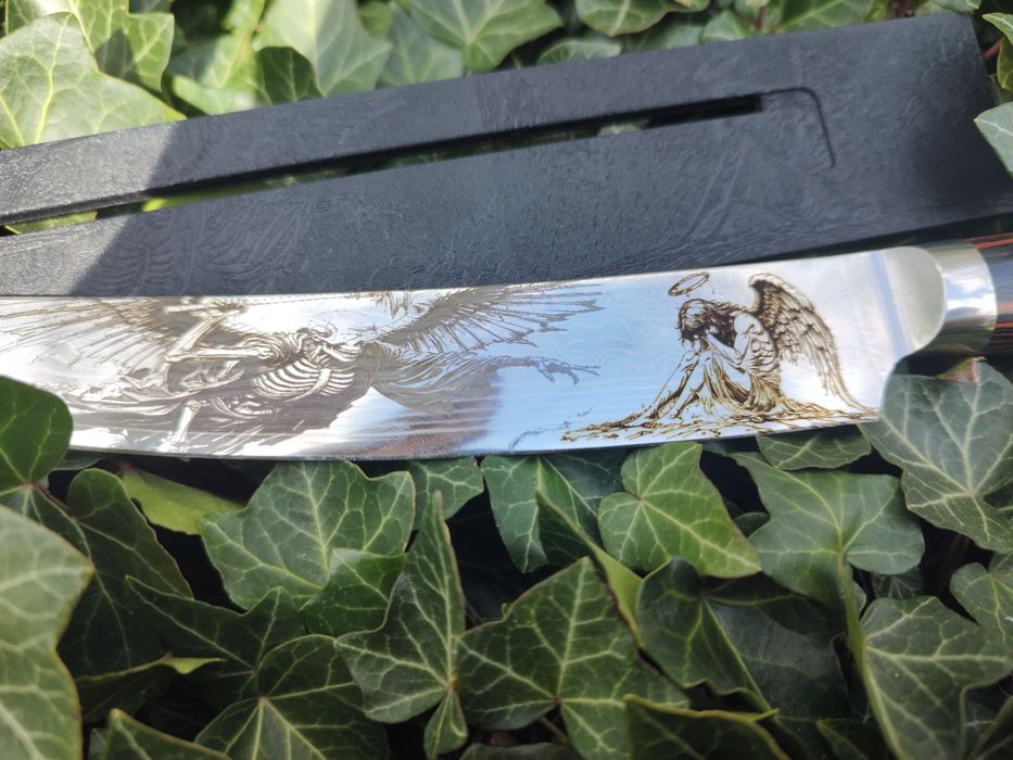 Nóż z grawerem anioła i diabła
