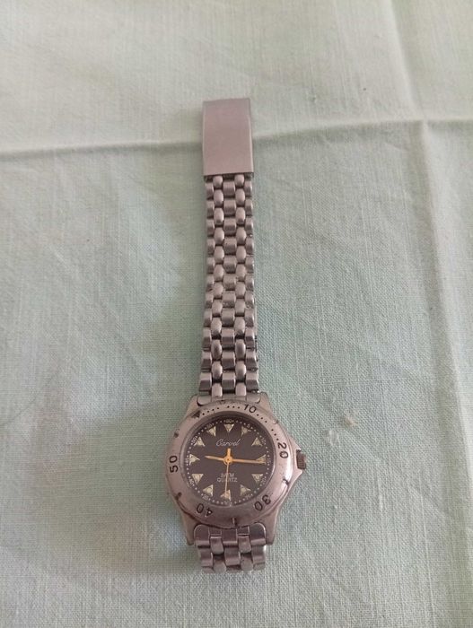 Bracelete em metal, com 4 filas entrelaçadas