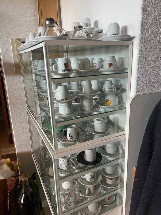 Chávenas de café de várias marcas para colecionadores + 2 vitrines de vidro