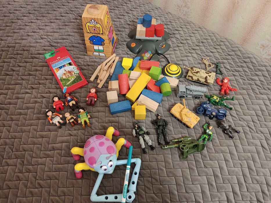 Большой набор игрушек: Солдатики, Машинки, Творчество