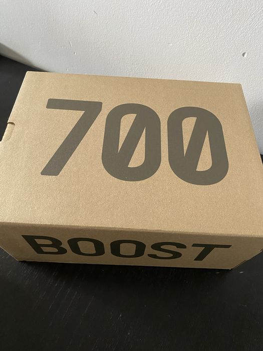 Yeezy 700 r. 40 2/3