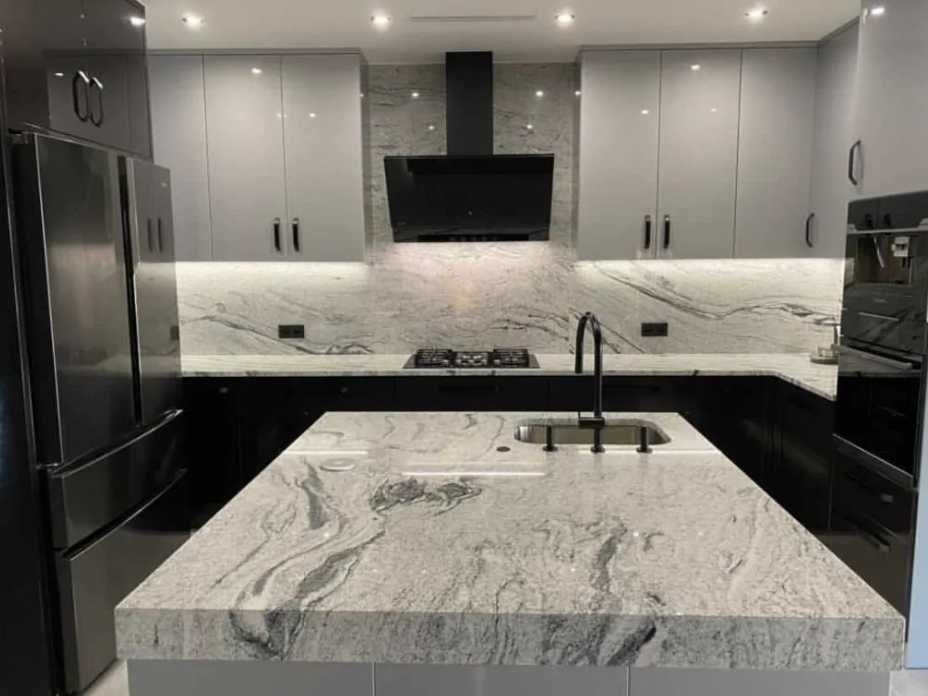 Blaty/parapety pod wymiar, granit, konglomeraty kwarcowe/granitowe