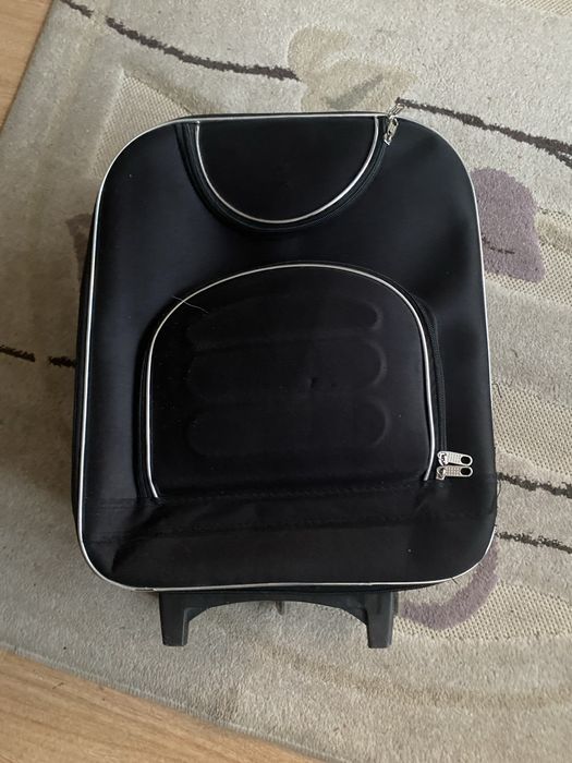 Walizka na kołkach.