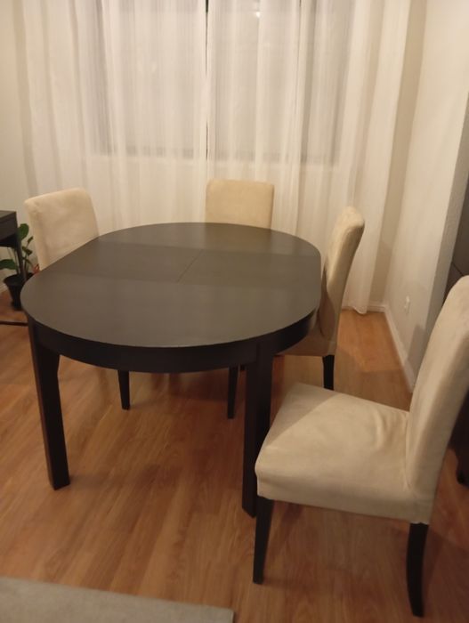 Mesa extensível e 4 cadeiras