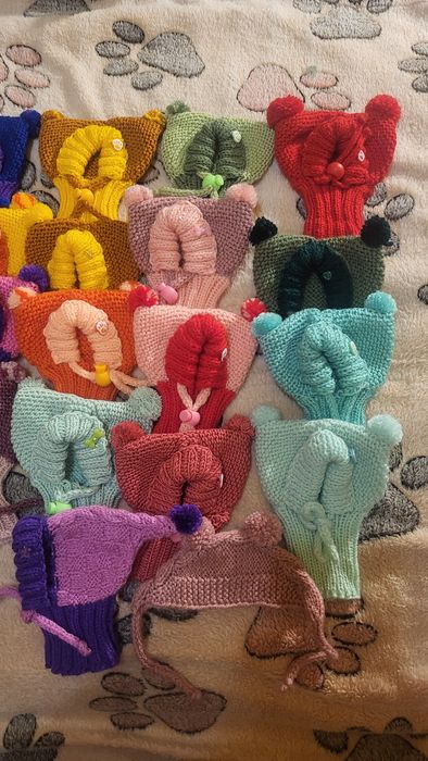 Продам шапочки ,свитерки, сумки-переноски и подушки для собак и кошекн