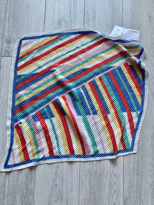 Kolorowa kwadratowa chusta Camaieu