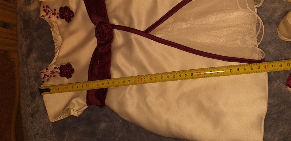 Sukienka ecru kremowa bordo tiul buciki spinki biała granatem bolerko