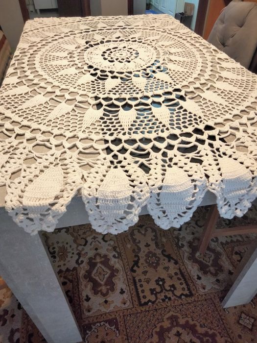 Vendo toalha de renda para mesa redonda urgência