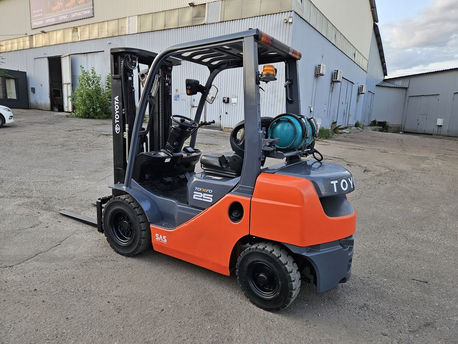Вилковий навантажувач Toyota 2,5 т газ/бензин. Вилочный погрузчик Тойота б/у