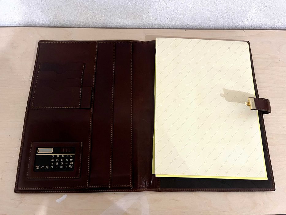 Pasta executiva castanha escura em pele