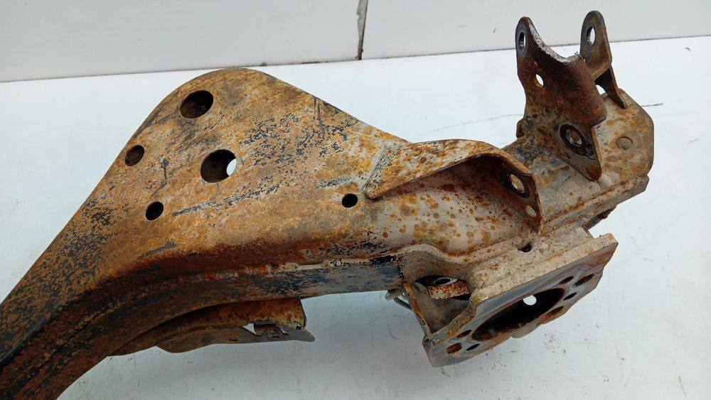 Braço de suspensão trás direito NISSAN X-Trail (T30)