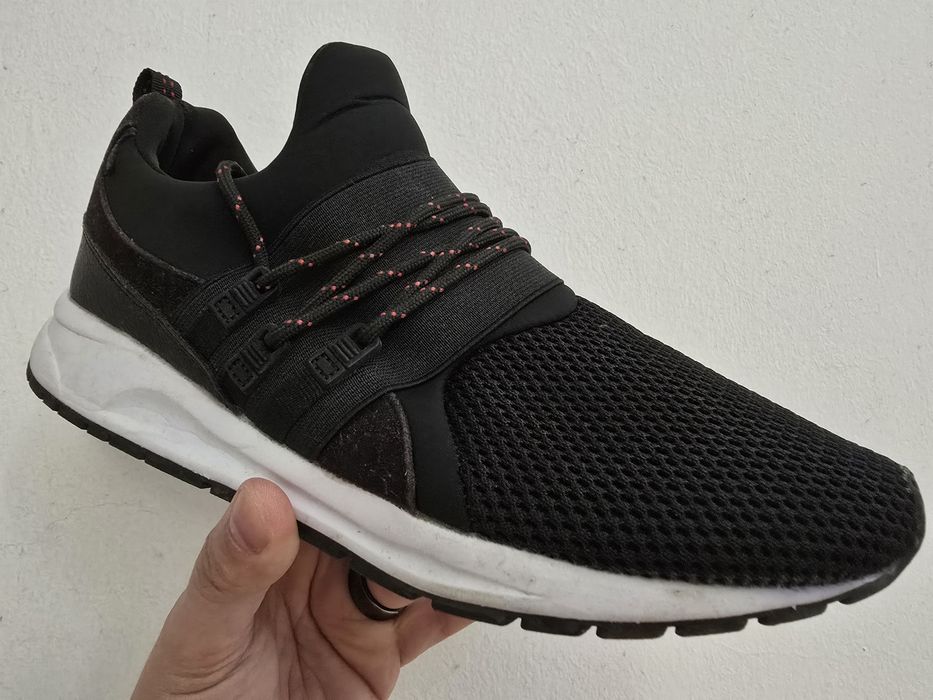 Sapatilhas pretas tamanho 41 cordões com riscas vermelhas