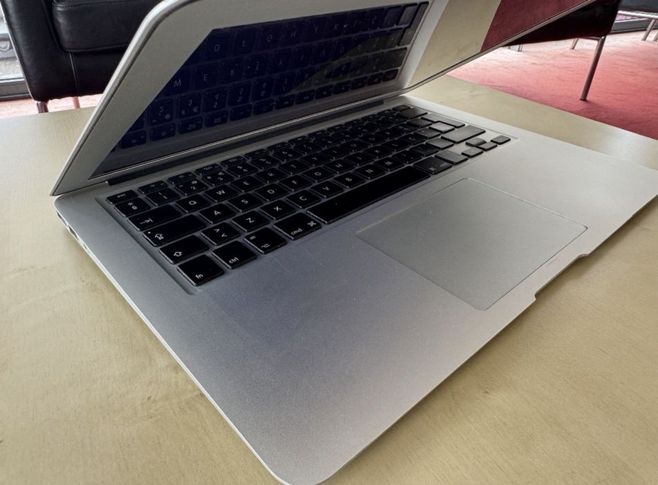 MacBook Air Early 2015  (8/128)