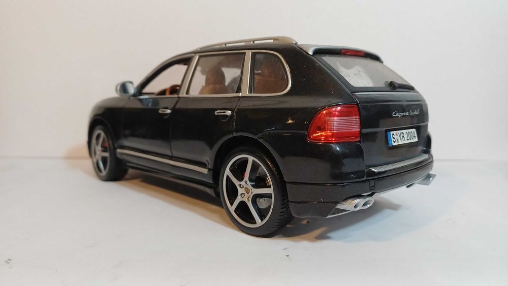 1/18 Porsche Cayenne - Maisto