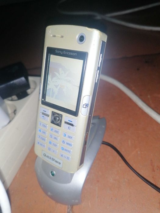 Telemóvel sony erikson com carregador de mesa antigo