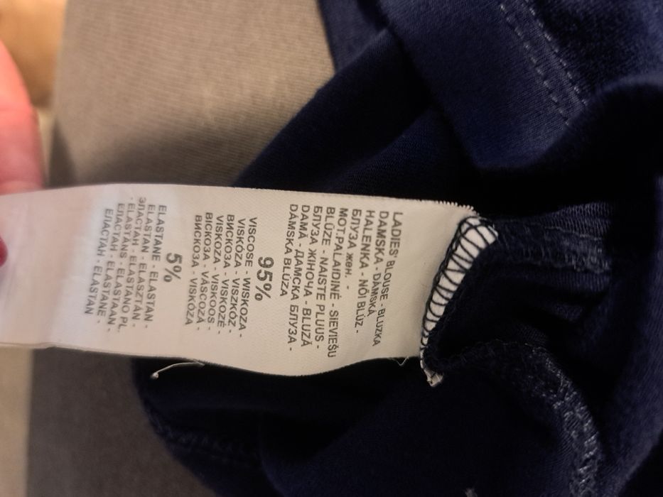 Granatowa bluzka z zabotem