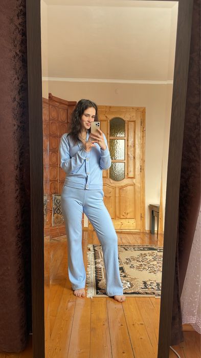 Два жіночі  блакитні костюми