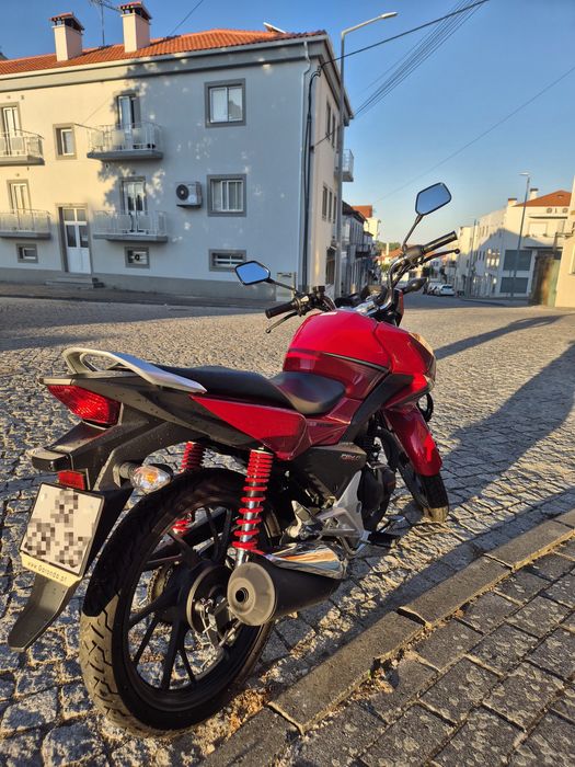 Honda CB125F vermelha