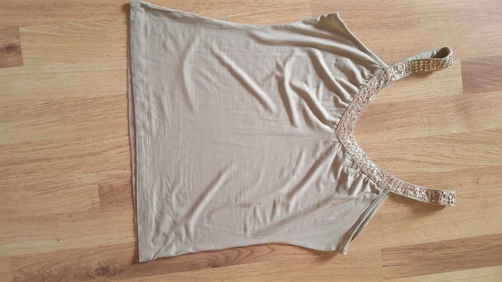 Beżowy top koszulka bluzka z cekinami jak naszyjnik Reserved, M