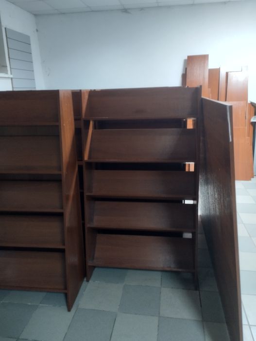 Стелажі під книги