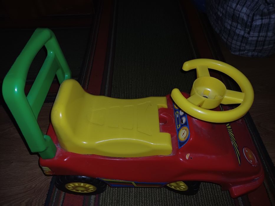 Дитяча машина-толокар (каталка) з ручкою та спинкою