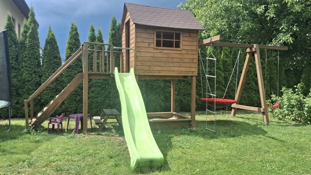 Domek drewniany ogrodowy ze zjeżdzalnią i piaskownicą