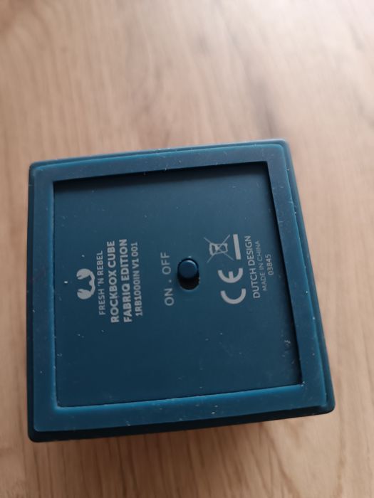 Coluna de música rockbox cube fabric edition