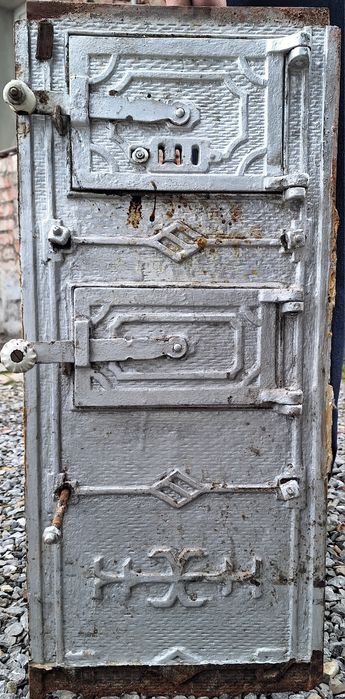 Żeliwne drzwiczki od pieca kaflowego