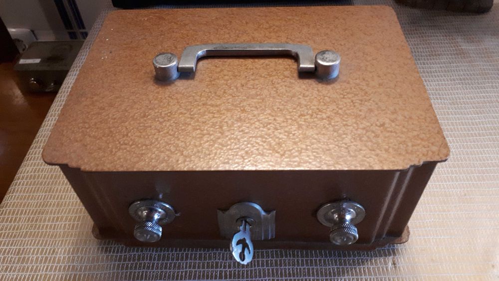 Cofre com segredo e chave