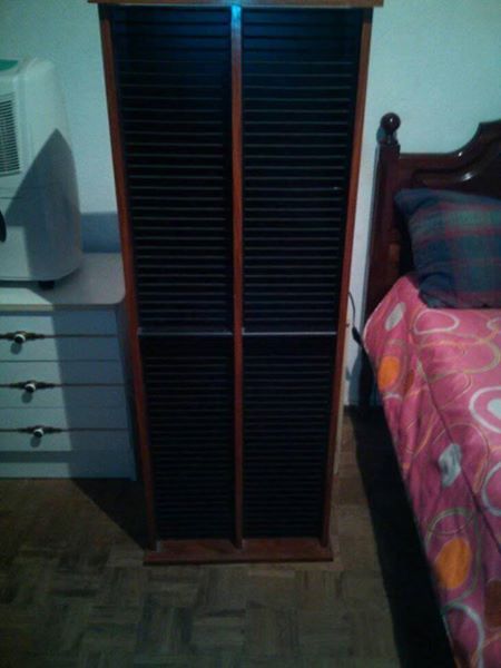 Torre de madeira para 120 DVDs