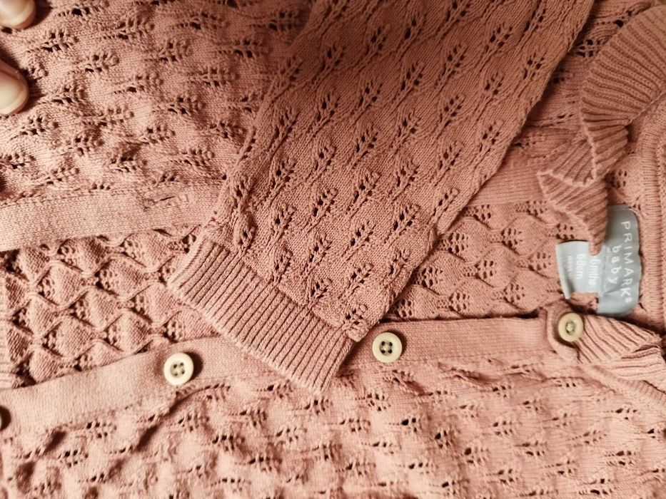 Śliczny sweterek dla dziewczynki