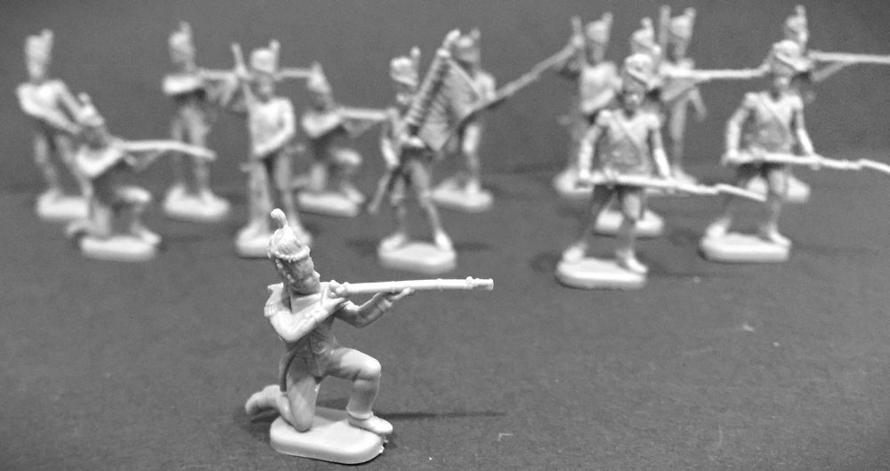 15 Soldados antigos em plástico