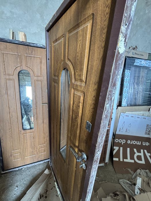 Продаються вхідні двері