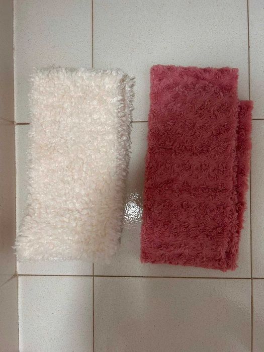 Cachecóis de lã rosa e branco