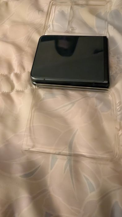 Vendo telemóvel marca Samsung Zflip 3 5G está como novo negócio em mão na minha ária de residência