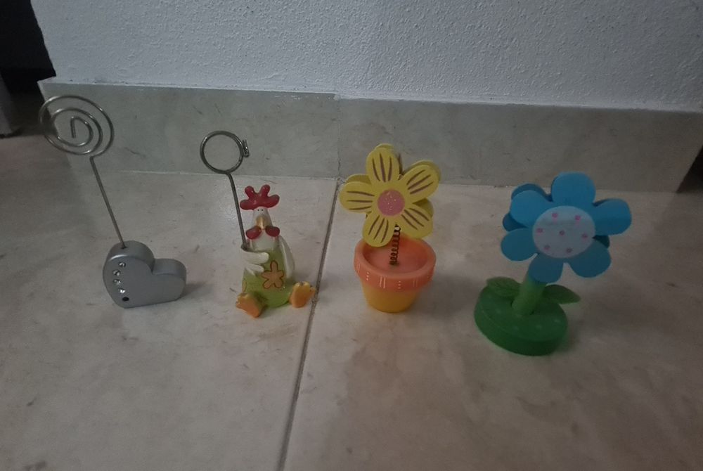 Pequenas peças  com mola para colocar fotos