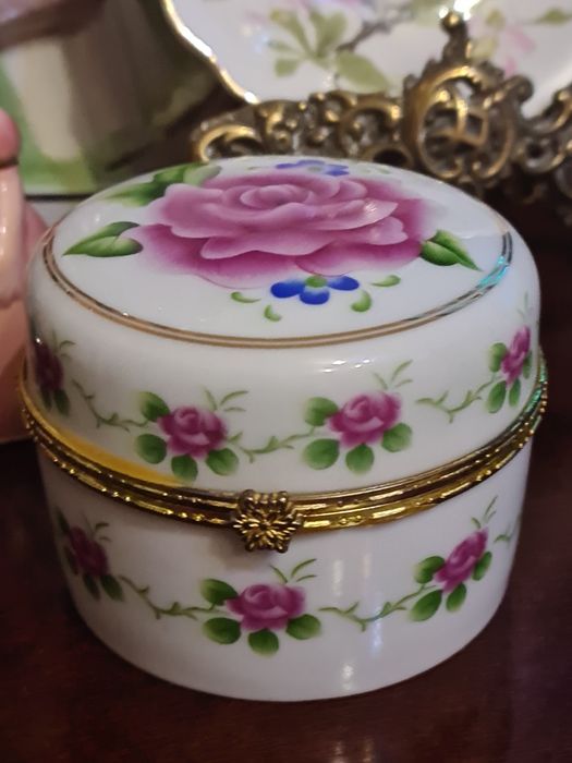 Porcelanowe puzderko,  zegarek