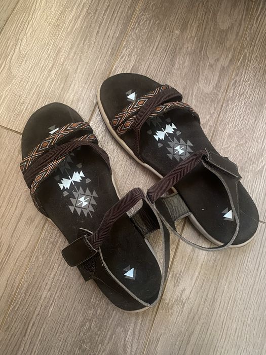 Літні чорні сандалі
