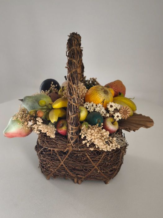 Cesto de flores secas e frutos artificiais