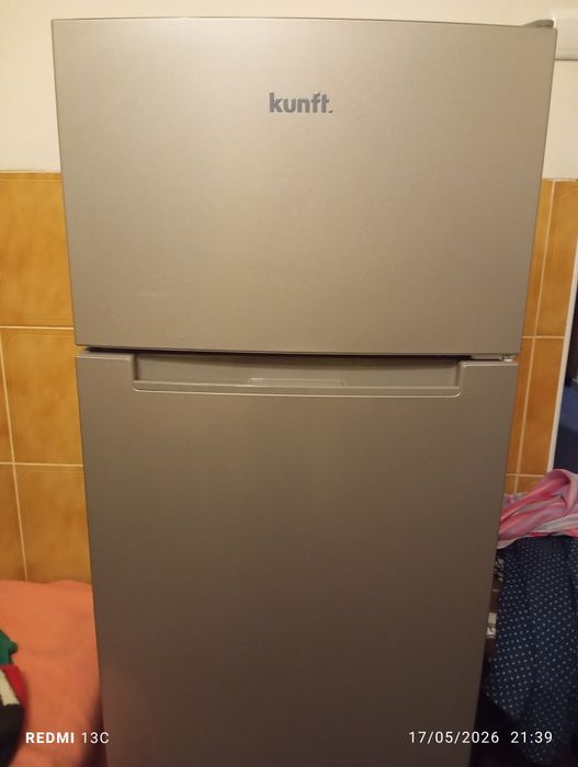 Um frigorífico marca  kunft