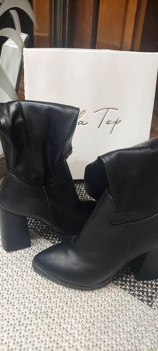 Нові шкіряні чоботи