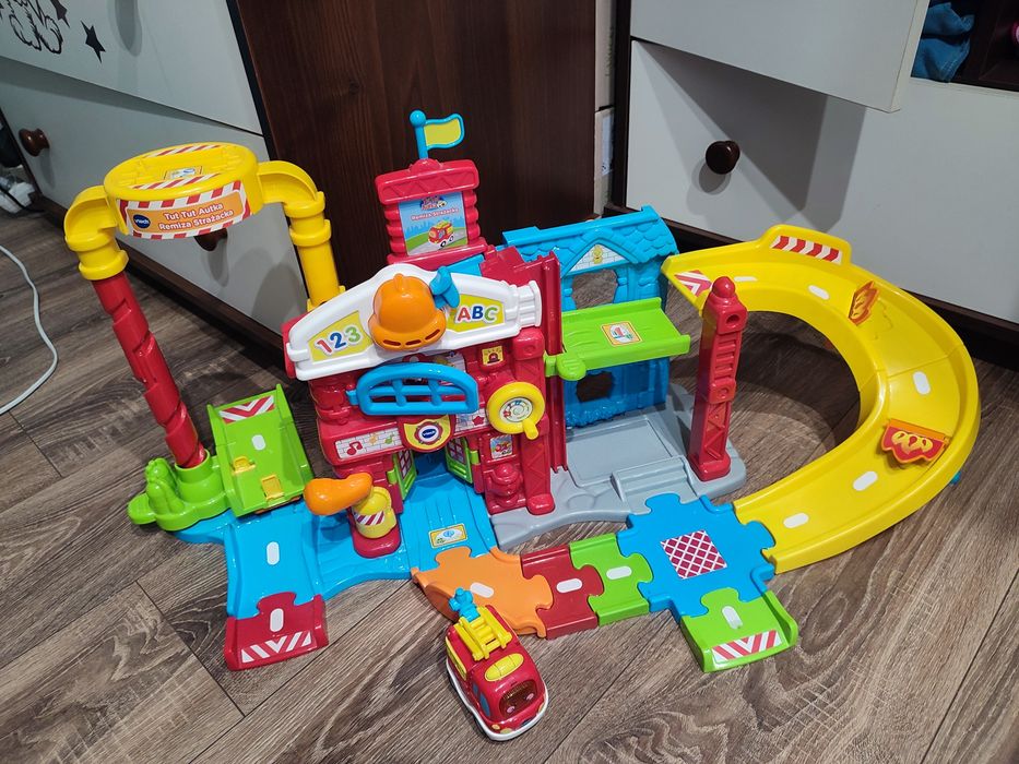 Remiza strażacka vtech tut tut ze strażą pożarną