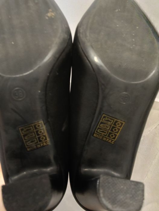 Czarne szpilki na słupku 38