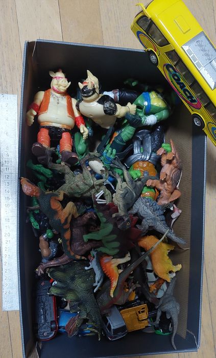 Коробка з різними іграшками